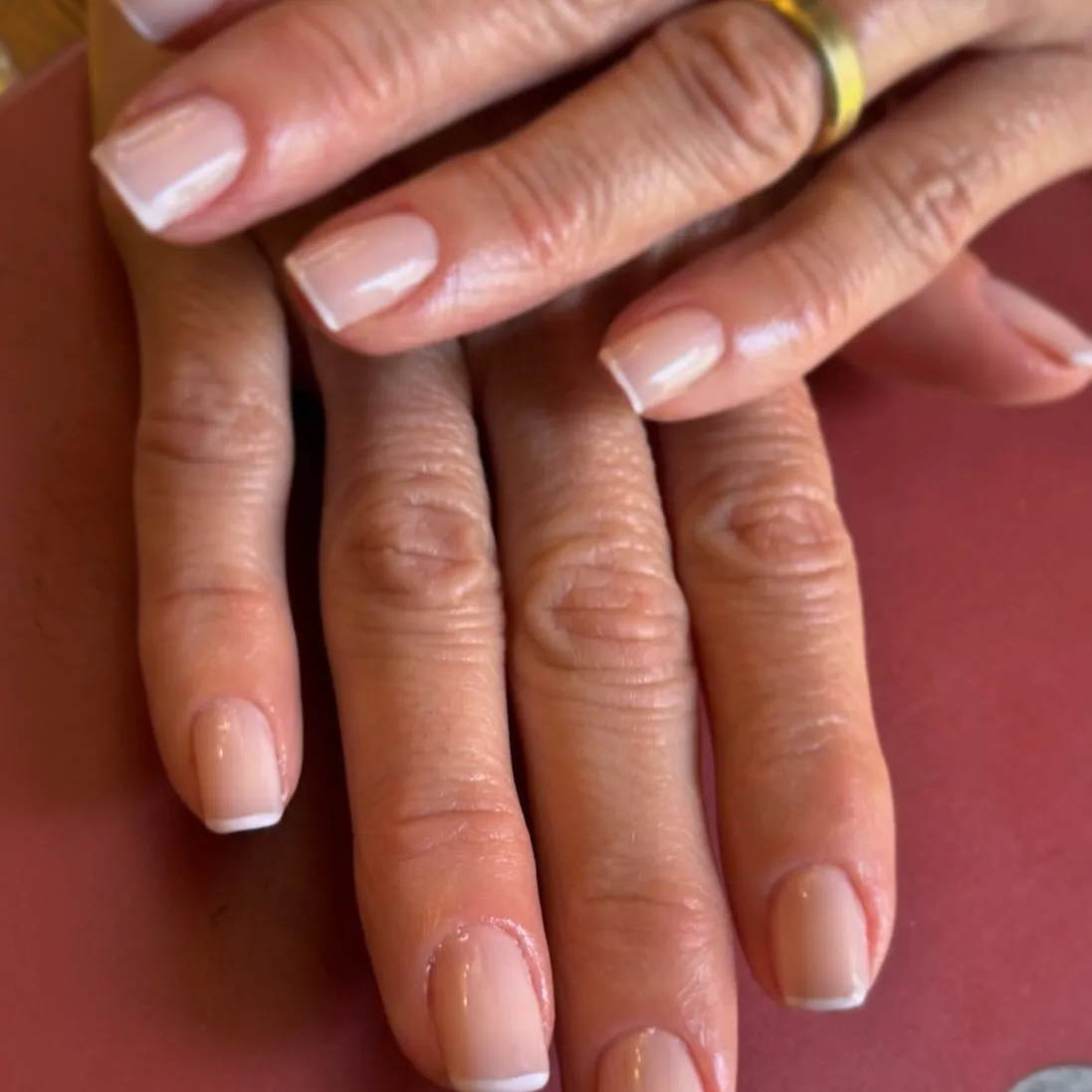 Trabalho do salão: unhas em tom nude