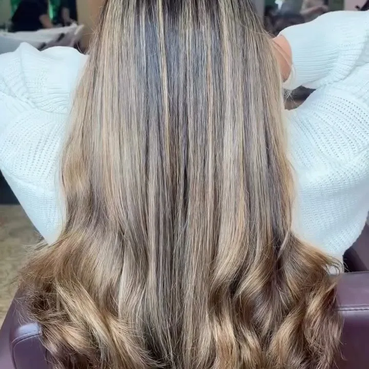 Trabalho do salão: iluminado loiro com ondas